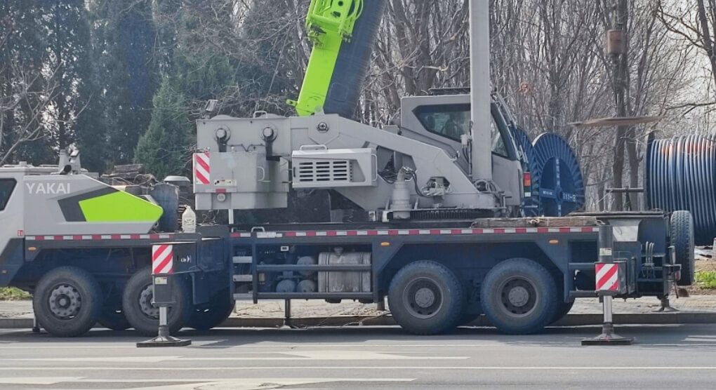 crane outrigger pads under truck crane outriggers