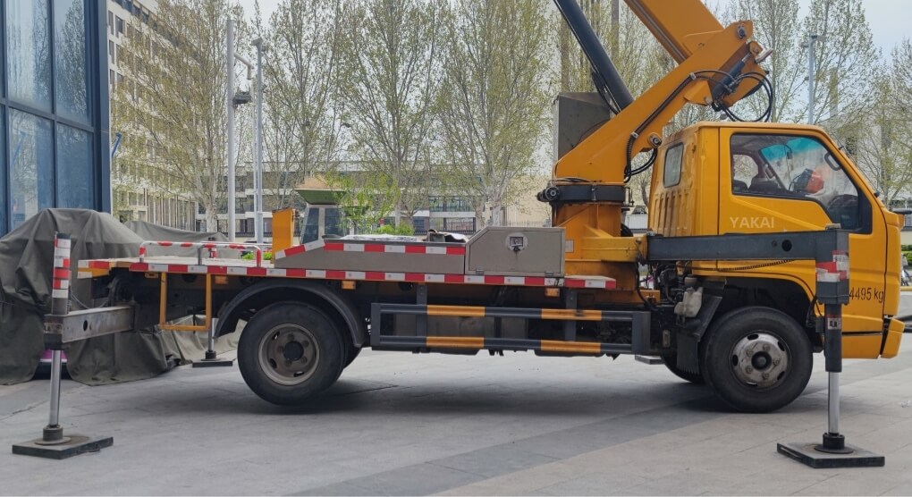 YAKAI crane outrigger pads supporting aerial work platform truck